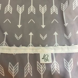 LG gray and white arrow print children’s bib. SZ  OS